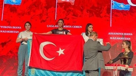D­ü­n­y­a­ ­Ş­a­m­p­i­y­o­n­u­ ­D­e­r­y­a­ ­C­e­r­e­n­ ­Ç­a­ğ­l­a­y­a­n­­d­a­n­ ­T­ü­r­k­ ­b­a­y­r­a­k­l­ı­ ­y­a­n­ı­t­